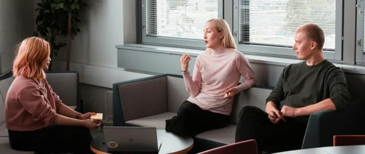 Mörk trähylla med kaffepåsar och glasburkar — kvalitet i drift